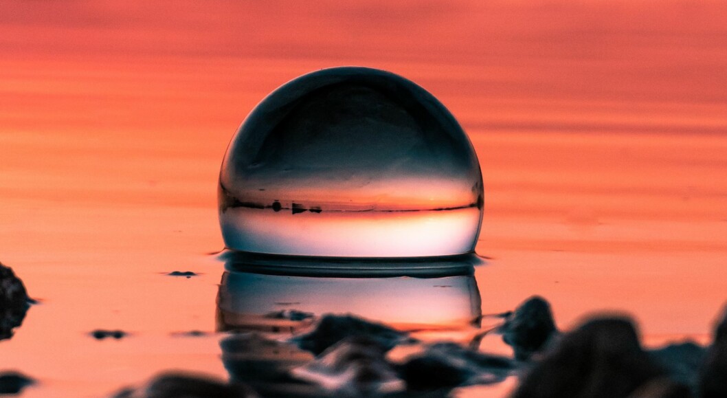Glasskule i solnedgang